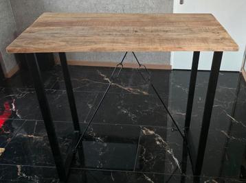 Bar Tafel met Houten Blad en Metalen Onderstel beschikbaar voor biedingen