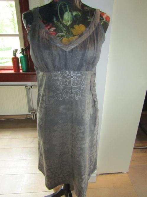 F540 Staff mt M jurk taupe grijs zonne roezel, Kleding | Dames, Jurken, Zo goed als nieuw, Maat 38/40 (M), Grijs, Knielengte, Verzenden