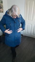 Donkerblauwe winterjas met bont gevoerde capuchon, Blauw, Maat 42/44 (L), Ophalen of Verzenden, Onbekend