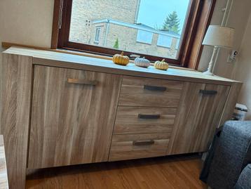 Modern dressoir in eikenlook – 189 cm breed – nette staat beschikbaar voor biedingen