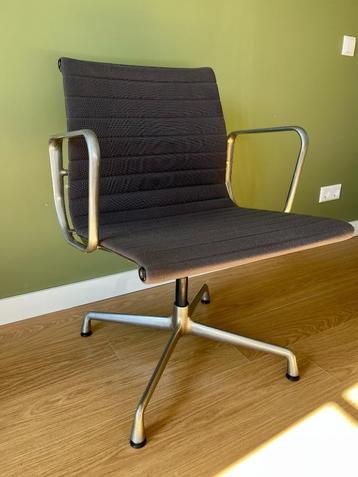 Vitra Eames EA108 Grijs Hopsak beschikbaar voor biedingen
