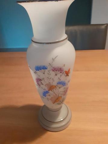 Prachtige Opaline Vaas met Bloemen beschikbaar voor biedingen