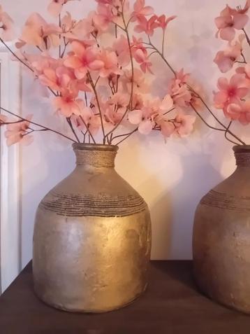 Grote Gouden Vazen met Zijden Bloemen beschikbaar voor biedingen