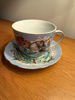 Vintage Kop en Schotel - Uniek Design Russische sprookje, Ophalen of Verzenden, Zo goed als nieuw, Porselein, Kop en/of schotel