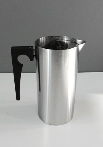 Stelton Arne Jacobsen Cylinda serveerkan 1 L beschikbaar voor biedingen