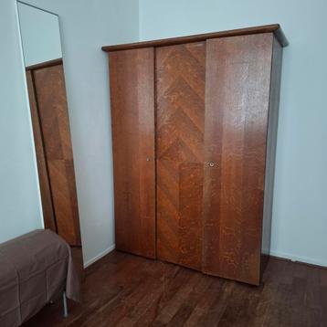 Vintage houten kledingkast beschikbaar voor biedingen