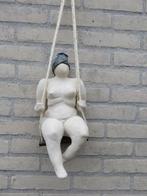 keramiek dame op schommel, Tuin en Terras, Tuinbeelden, Ophalen of Verzenden, Nieuw, Overige materialen, Mensenbeeld