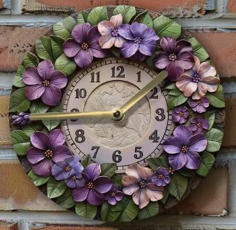 Vintage ronde wandklok van metaal - Paarse bloemen (20cm), Huis en Inrichting, Woonaccessoires | Klokken, Nieuw, Wandklok, Ophalen of Verzenden