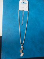 Zilverkleurige ketting met hanger in vorm van blaadjes (NIEU, Nieuw, Ophalen of Verzenden, Zilver, Overige materialen