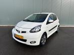 Toyota Aygo 1.0-12V Dyn. Nav. AIRCO | ONDERHOUDSBOEKJE | NAP, Auto's, Toyota, Voorwielaandrijving, Euro 5, Elektrische ramen, 4 stoelen