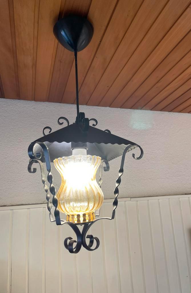 Vintage IJzeren Hanglamp met Geel Glas, Huis en Inrichting, Lampen | Hanglampen, Gebruikt, Minder dan 50 cm, Glas, Ophalen