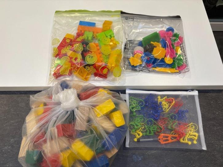 Opruiming! 4 zakken bouw- en speelplezier – houten blokken, Kinderen en Baby's, Speelgoed | Bouwstenen, Overige merken, Ophalen of Verzenden