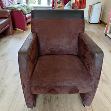 2 eetkamer stoelen gratis af te halen  beschikbaar voor biedingen