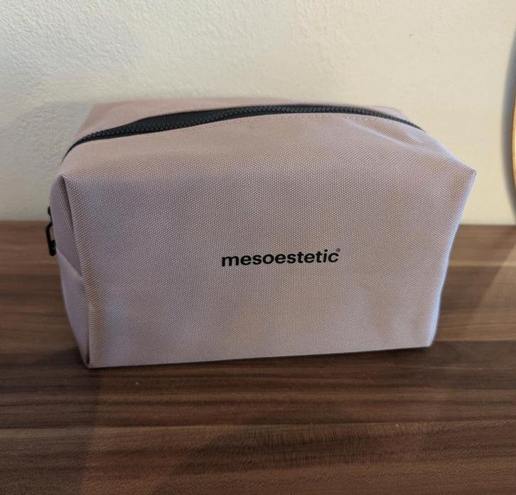 Mesoestetic toilettas / make-up tas roze - nieuw!, Sieraden, Tassen en Uiterlijk, Toilettassen, Nieuw, Dame, Roze, Ophalen of Verzenden