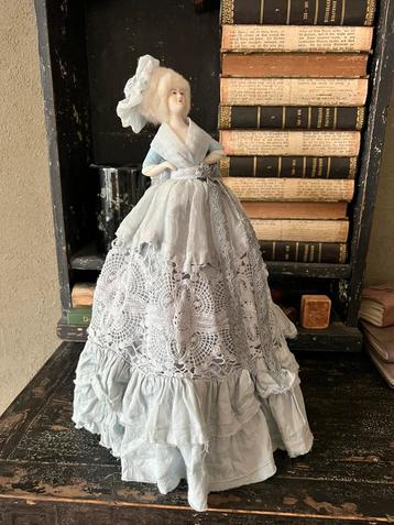 Unieke Half Doll uit oude Ewa i Walla jurk gemaakt beschikbaar voor biedingen