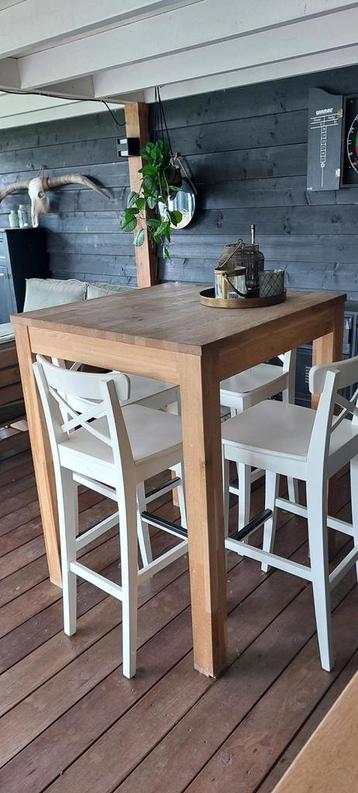 Bartafel met 2 krukken beschikbaar voor biedingen