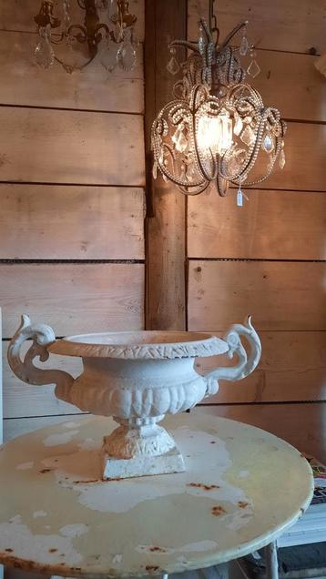 Gietijzeren tuinvaas (nuzzelspul) beschikbaar voor biedingen