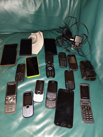 Oude Mobieltjes - Partij voor Onderdelen/Reparatie beschikbaar voor biedingen