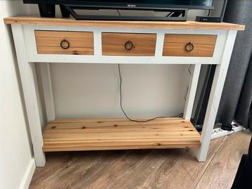 Landelijke sidetable beschikbaar voor biedingen
