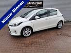 Toyota Yaris 1.5 Full Hybrid Dynamic met Panoramadak! | Clim, Auto's, Gebruikt, 4 cilinders, 1070 kg, Wit