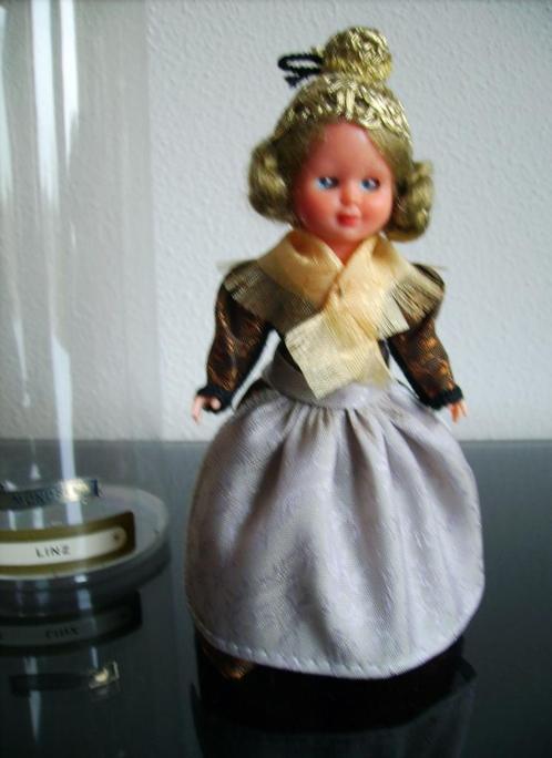 klederdrachtpoppetje Linz 13 cm., Verzamelen, Poppen, Zo goed als nieuw, Pop, Ophalen of Verzenden