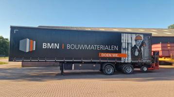 Renders trailer met meeneemheftruck beschikbaar voor biedingen