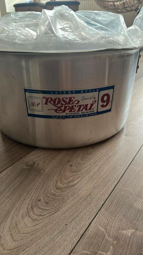 ROSE PETAL Cookware Set – Nieuwste model 9, Huis en Inrichting, Keuken | Potten en Pannen, Zo goed als nieuw, Pannenset, Rvs, Ophalen