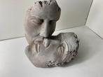 Tafereel van zoenend echtpaar-sculptuur uit star materiaal”, Ophalen of Verzenden