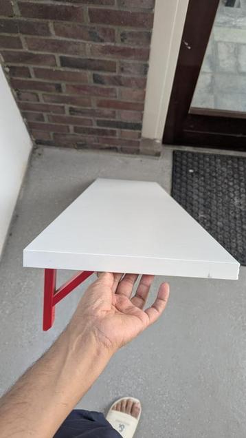 Witte plank met plankendragers om op te hangen beschikbaar voor biedingen