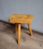 Bruin houten krukje - driepoot, Ophalen of Verzenden, Gebruikt, Hout