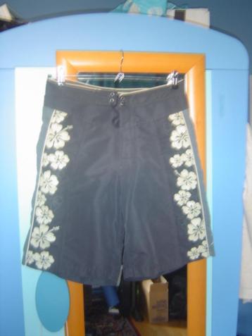 groene short met witte bloemen 38/40  beschikbaar voor biedingen