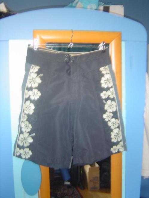 groene short met witte bloemen 38/40, Kleding | Dames, Broeken en Pantalons, Zo goed als nieuw, Maat 38/40 (M), Groen, Kort, Verzenden