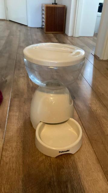 Automatische katten voeder beschikbaar voor biedingen
