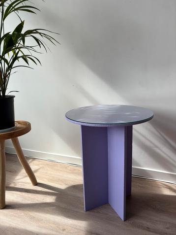 Lila bijzetttafel beschikbaar voor biedingen