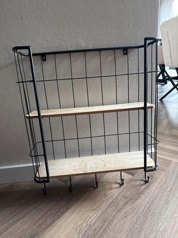 Wandplank met Metalen Frame en Houten Planken beschikbaar voor biedingen