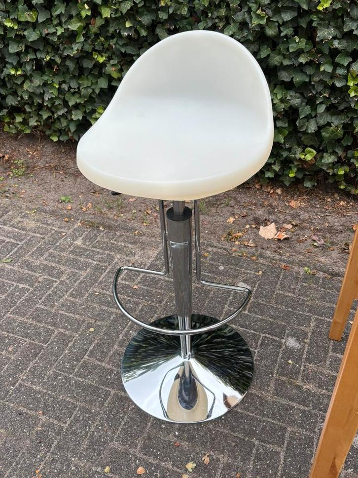 Twee barkrukken Italiaans Design, Huis en Inrichting, Barkrukken, Gebruikt, Kunststof, 2 krukken, In hoogte verstelbaar, Ophalen