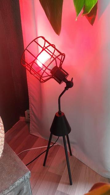 Zwarte metalen staande lamp (E27 fitting) beschikbaar voor biedingen