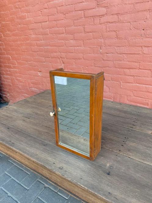Antiek teakhouten hangkastje met spiegel., Huis en Inrichting, Woonaccessoires | Overige, Ophalen of Verzenden