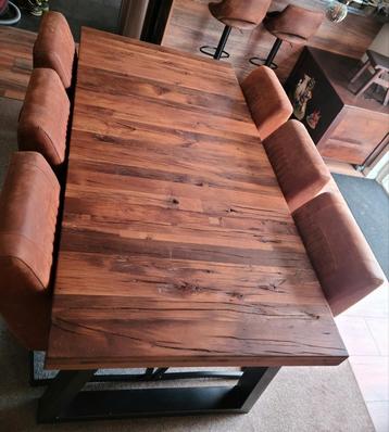 Te koop : Massieve eettafel (zonder stoelen) beschikbaar voor biedingen