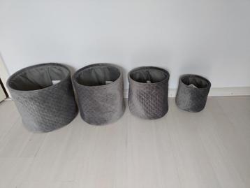 Vier velvet manden beschikbaar voor biedingen