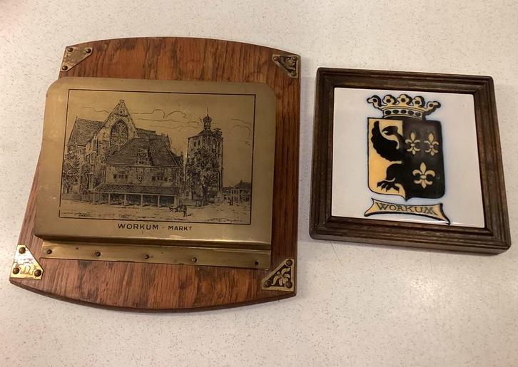 Vintage kranten-/tijdschriftenhouder en een tegel van Workum, Antiek en Kunst, Antiek | Woonaccessoires, Ophalen of Verzenden