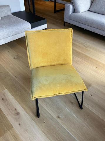 Gele fauteuil beschikbaar voor biedingen