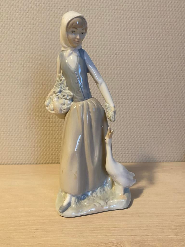 Lladro meisje met zwaan, Verzamelen, Beelden en Beeldjes, Ophalen of Verzenden, Zo goed als nieuw, Mens