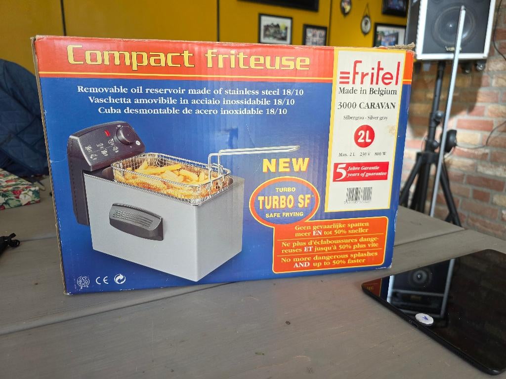 Compact friteuse zilver 2liter, Witgoed en Apparatuur, Frituurpannen, 1 tot 2 liter, Ophalen, Zo goed als nieuw, Uitneembare binnenpan
