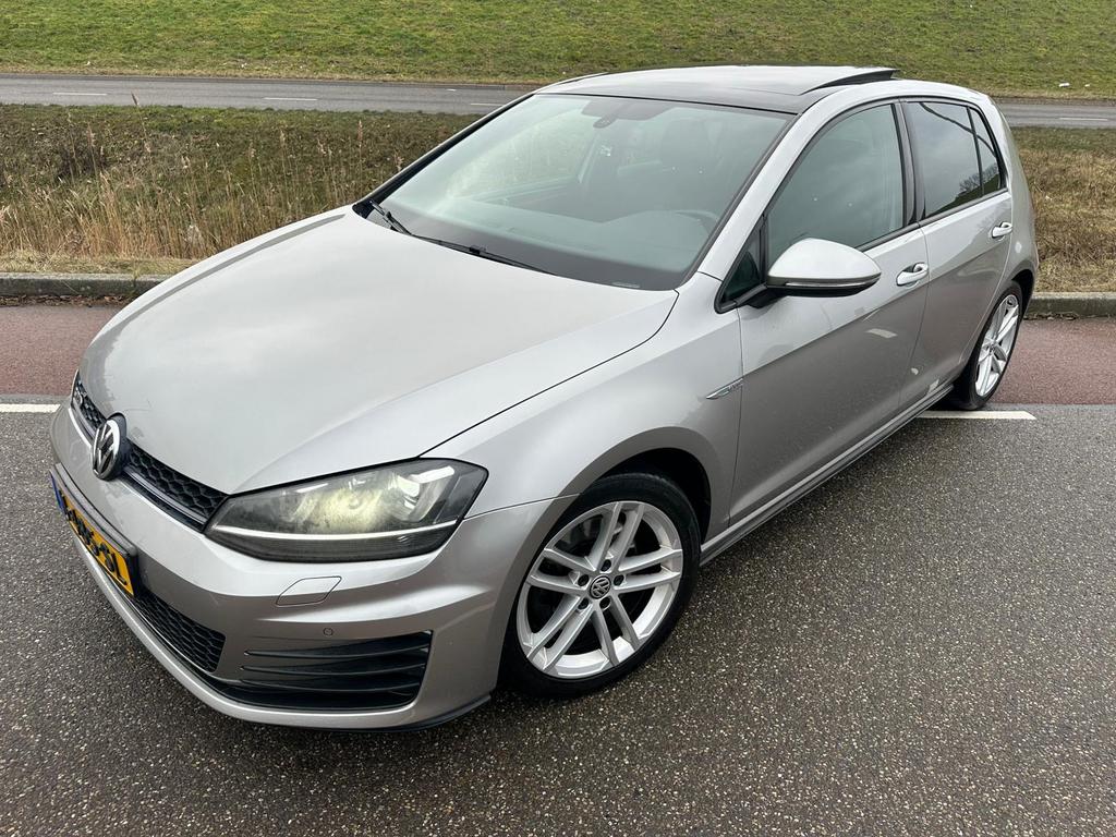 Volkswagen Golf 2.0 GTD |DSG| Apple carplay| Pano, Euro 5, Metallic lak, Zwart, 4 cilinders