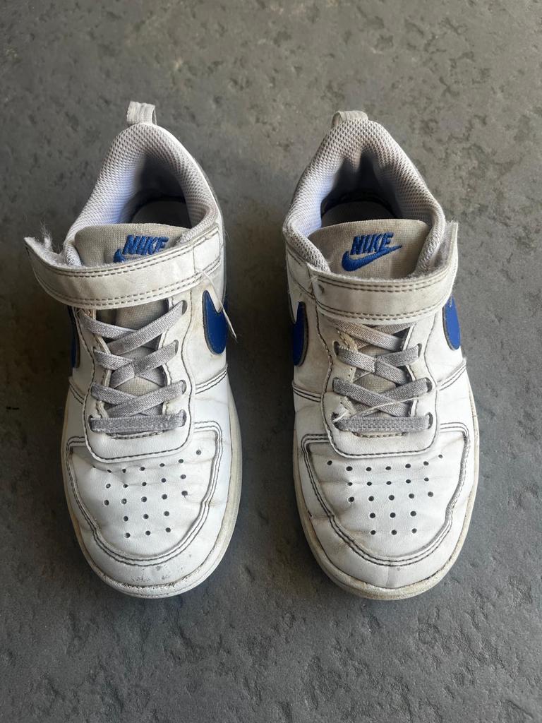Nike sneakers wit/blauw - Maat 30, Ophalen, Gebruikt, Jongen of Meisje, Schoenen