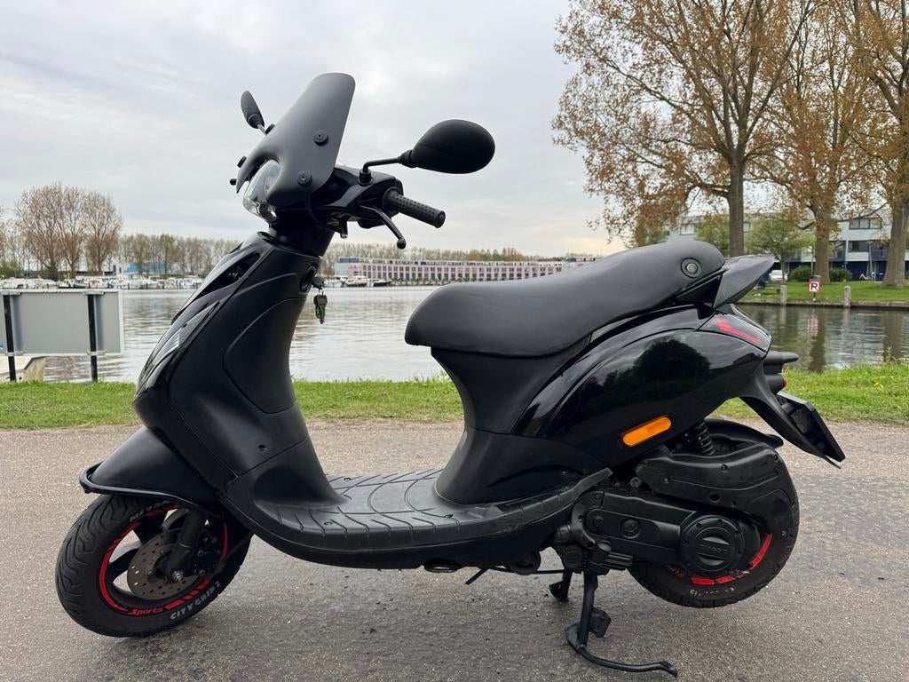 Piaggio Zip 50cc 2023 | Topstaat | Nieuwe Banden, Fietsen en Brommers, Ophalen, Zo goed als nieuw, Benzine, Zip