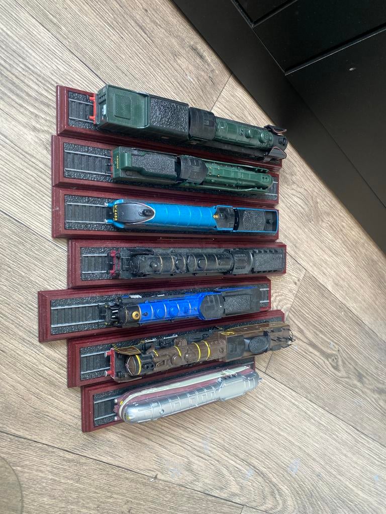 Set van 6 gedetailleerde miniatuur treinen op display, Hobby en Vrije tijd, Modeltreinen | Overige schalen, Overige merken, Locomotief
