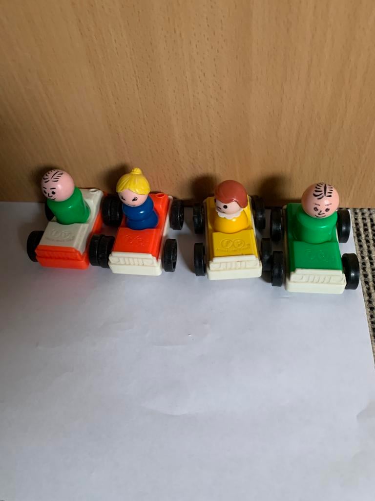 VINTAGE Fisher Price 4 auto+poppetjes behorend bij garage, Kinderen en Baby's, Speelgoed | Fisher-Price, Ophalen of Verzenden