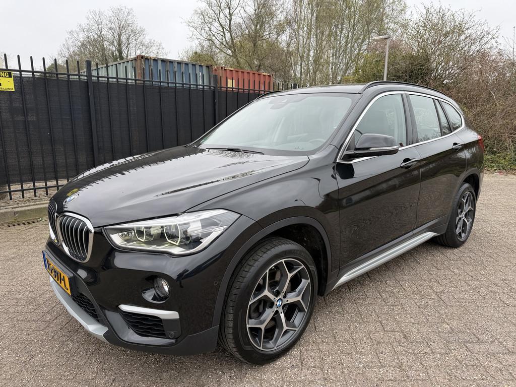 BMW X1 sDrive20i Orange Edition II Leer/Stlvrw/Navi/PDC, Auto's, BMW, 1998 cc, Zwart, Bedrijf, SUV of Terreinwagen